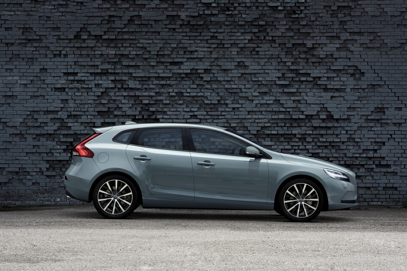 Volvo Cars gives the new face of Volvo to the V40 - Volvo Cars Global Media  Newsroom