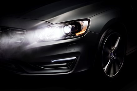 Volvo Cars améliore la sécurité et le confort de la conduite de nuit grâce à des feux de route novateurs allumés en permanence