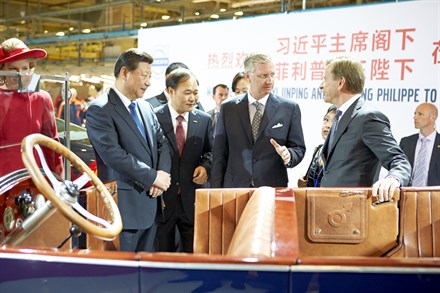 Le président chinois, Xi Jinping, et son épouse, Mme Peng Liyuan, ont visité l'usine de Volvo Cars Gand en compagnie du Roi Philippe et de la Reine Mathilde de Belgique.