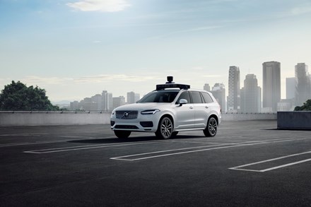 Volvo Cars e Uber presentano un’auto di serie predisposta per la guida autonoma